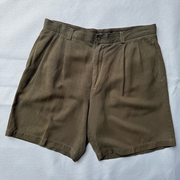 Tommy Bahama Men's Chino Shorts 100% Silk Olive Green Pleated Front Pocket 36 - Picture 1 of 4